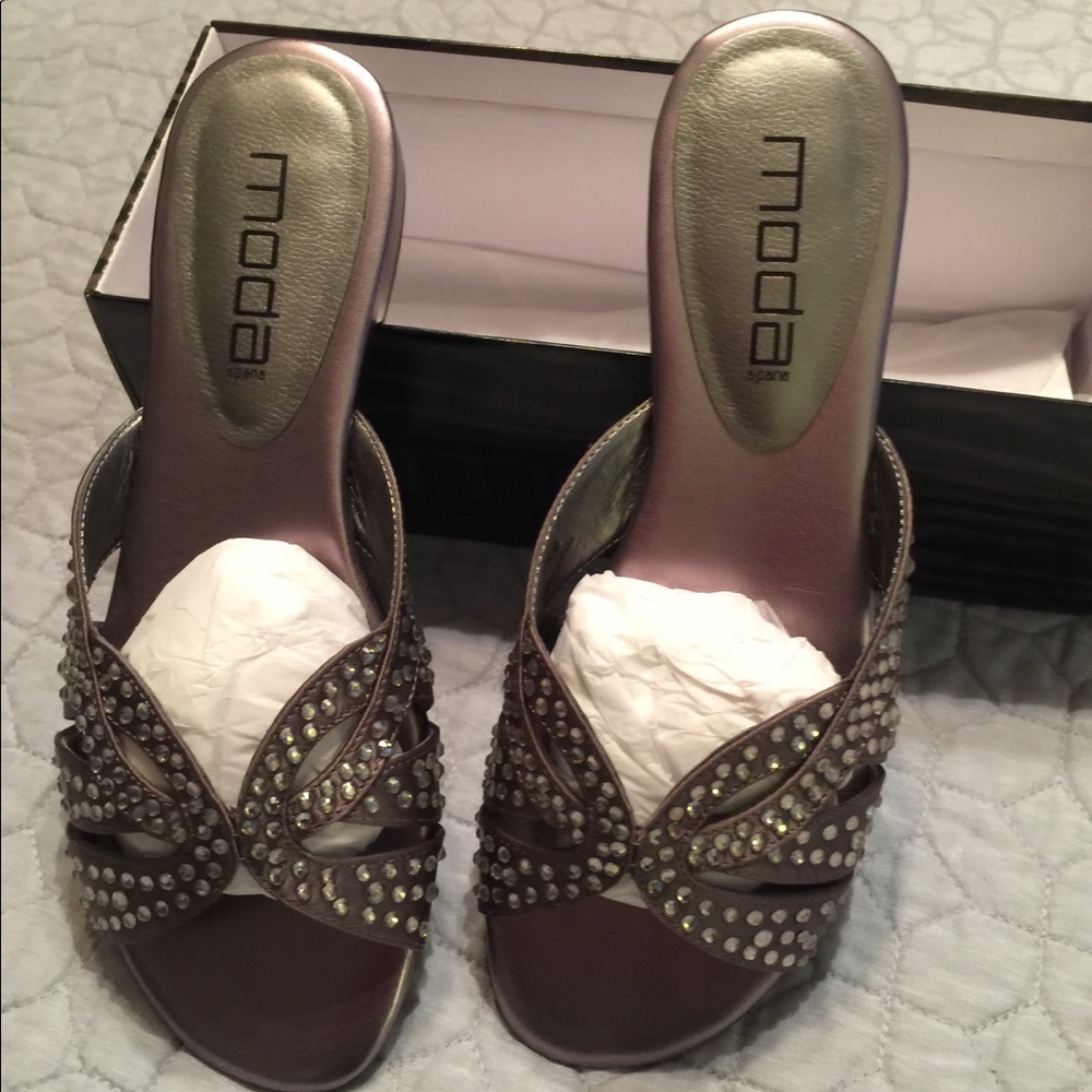 Moda sz 8  1/2 pewter flat rhinestone sandals NIB